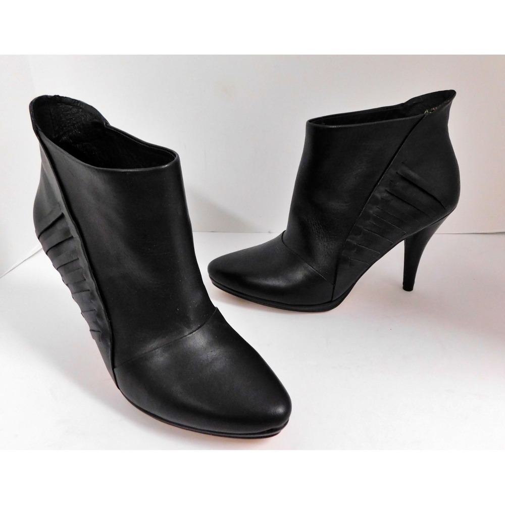 L.A.M.B.‎ Nyla Black Woven Leather Ankle Boots $296rt Size 7 NEW Store Wear